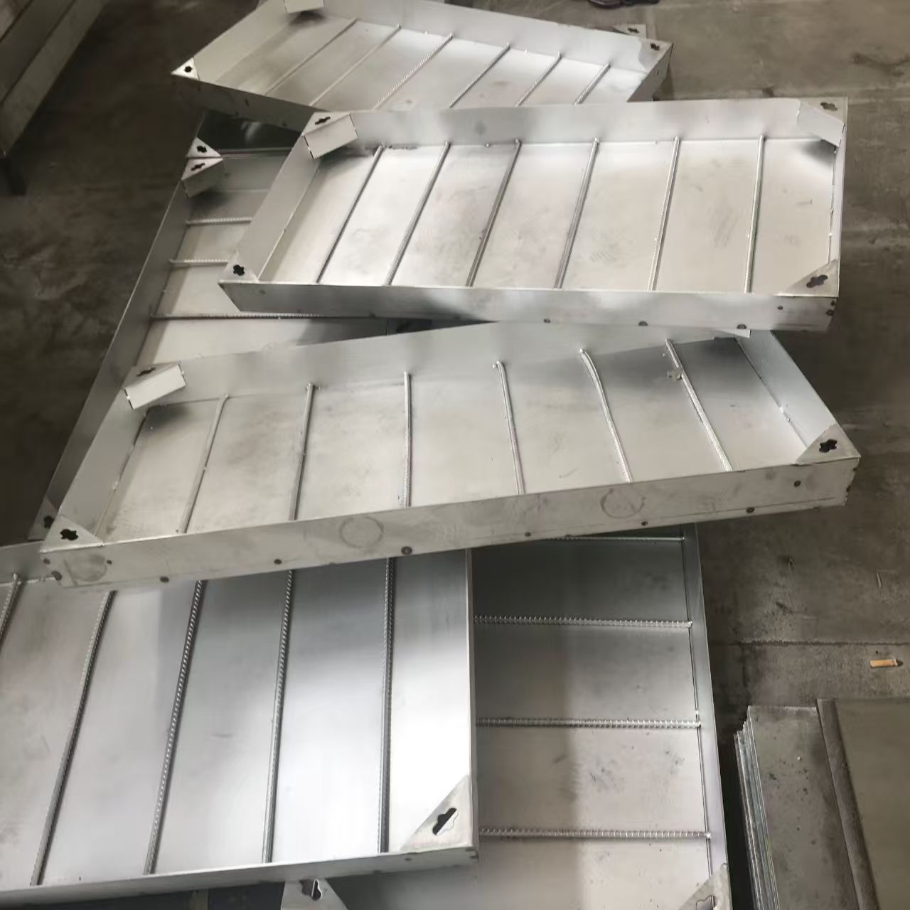 Extremely Precise Custom Aluminum Fabrication Complex Geometry Tight Tolerances Robotic Workstation Enclosure ISO 9001 4 정밀 엔지니어링 경량 금속 부품을 위한 맞춤형 알루미늄 제조