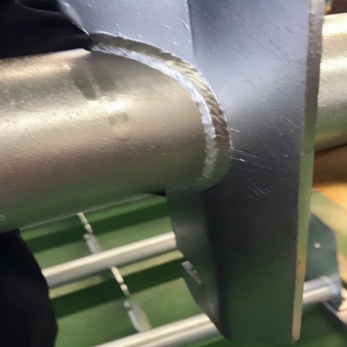 Heavy Duty Stable Conveyor Belt Frame for Industrial Use 3mm Steel Welding Service Custom Lengths Available 4 Förderbandrahmen mit einstellbarem Spann- und Nachlaufsystem