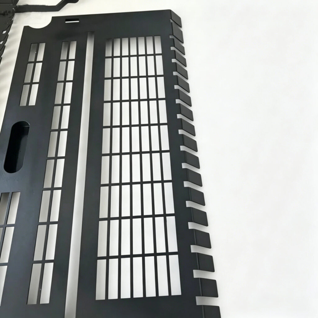Reliable Machine Guard Fabrication 1 Inch Clearance Per OSHA Plasma Cut Welded Mesh Panel Robotic Cell Enclosure 3 fabricación de protectores de máquinas primer plano protector de ventilación de metal perforado negro