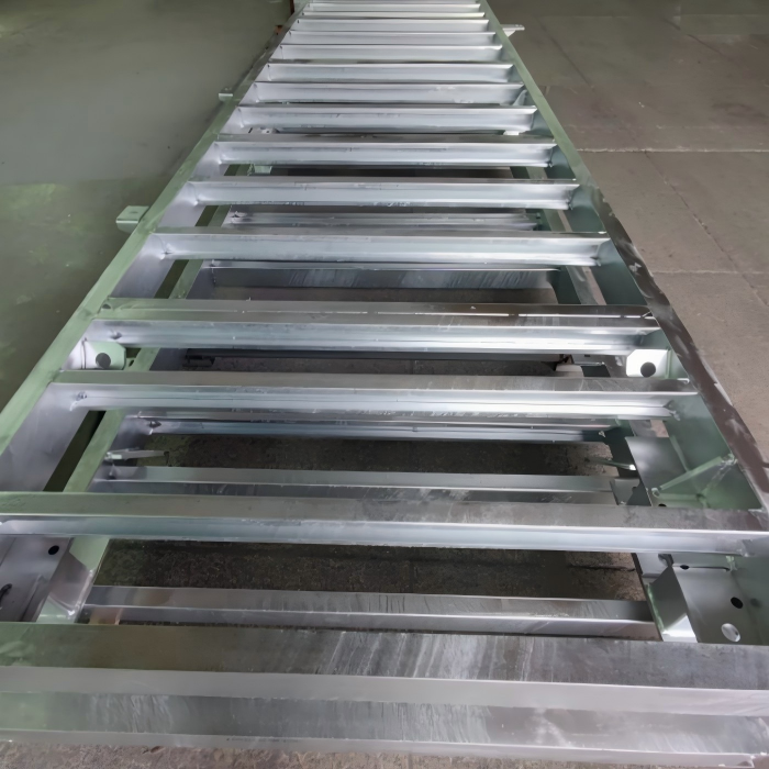Custom Metal Grating Frame MIG Welding Service with 100 Percent Penetration Welds for Safety Critical Platforms 3 금속 그레이트 프레임 공장 마감 아연 도금 금속 그레이트 지지 프레임
