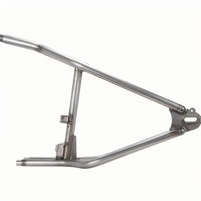 Saldatura TIG del telaio della bicicletta su tubi in acciaio inossidabile con cordone argento brillante e finitura pulita senza ossidazione.