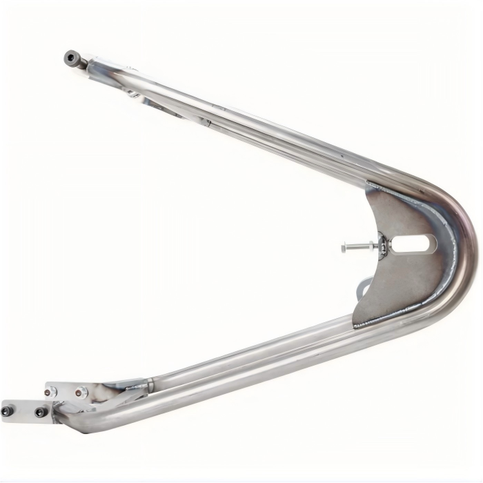 Primo piano della saldatura TIG del telaio della bicicletta che mostra un cordone liscio e un giunto pulito su tubi in acciaio cromoly